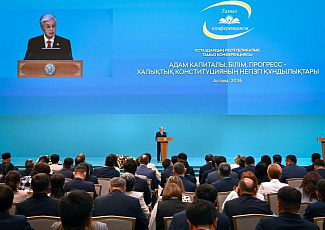 Педагогов надо избавить от бумажной волокиты, бесконечных отчетов, назойливых приказов пройти аттестации и прочие бесполезные проверочные процедуры.  Нет-нет, появляются сообщения о привлечении учителей к ремонтным работам, разного рода общественным мероп